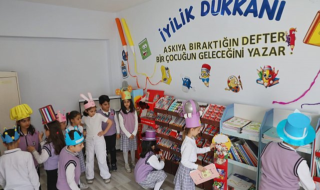 Ağrı'da "Askıda Kırtasiye" projesiyle öğrenciler iyiliği paylaşıyor