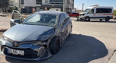 Aksaray'da otomobil ile servis minibüsü çarpıştı: 1 yaralı