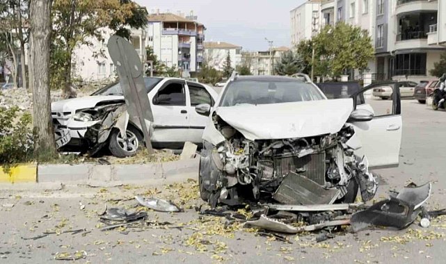 Aksaray'da üç araç birbirine girdi: Otomobiller hurdaya döndü