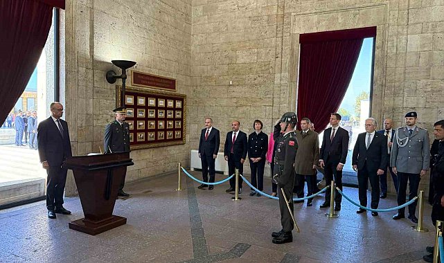 Almanya Şansölyesi Merz, Anıtkabir'i ziyaret etti