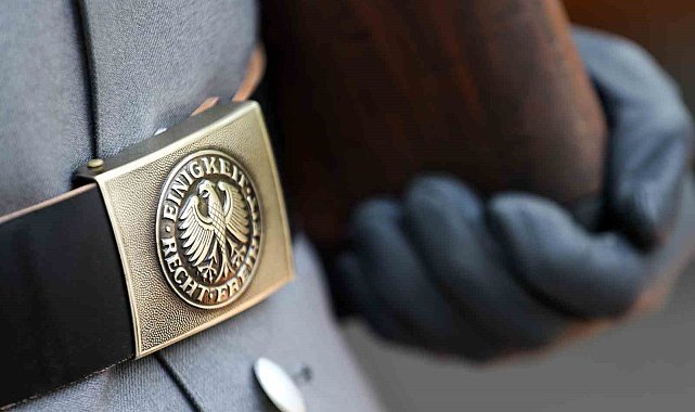 Almanya Savunma Bakanlığı, sivillere kiraladığı 200 tesisi geri alıyor