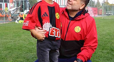 Ameliyatla görme kabiliyetini kazan Hamit, Eskişehirspor antrenmanını seyretti