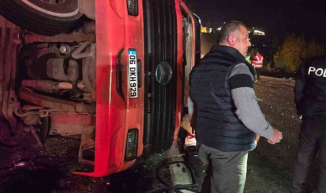 Ankara'da virajı alamayan tır devrildi: 1 yaralı