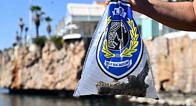 Antalya'da deniz dibinden oksitlenmiş tabanca ve 2 bisiklet çıktı
