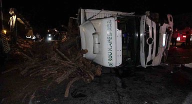 Antalya'da odun yüklü kamyon devrildi, trafik 3 saat durdu