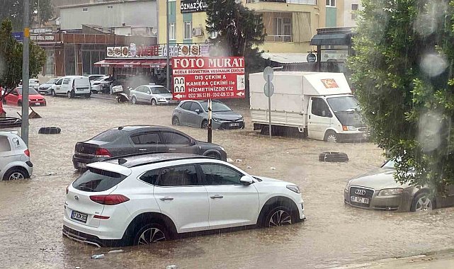 Antalya'da sağanak yolları göle döndürdü, araçlar mahsur kaldı