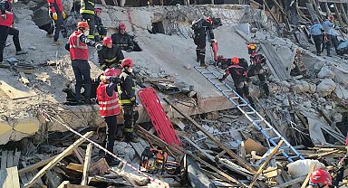 Antalya'da yıkımı gerçekleşen riskli yapı enkazında deprem tatbikatı