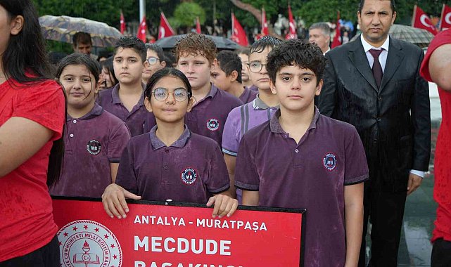 Antalyalılar 29 Ekim coşkusunu sağanak yağmur altında kutladı