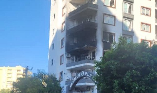 Apartman dairesi çıkan yangında kullanılamaz hale geldi