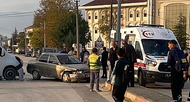Ara sokaktan çıkan servis kazaya sebep oldu: 1 yaralı