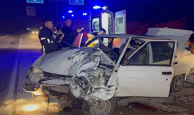 Araçta sıkışan yaralılar kurtarıldı