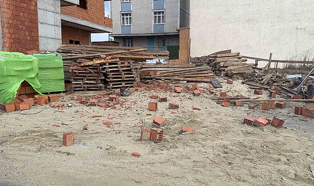 Arnavutköy'de şiddetli rüzgar inşaat halindeki binanın çatısını uçurdu