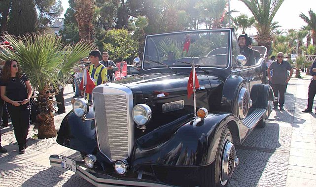 Atatürk'ün makam aracının aynısı Turgutlu'da ilgi odağı oldu