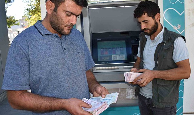 ATM'de buldukları paranın sahibini arıyorlar