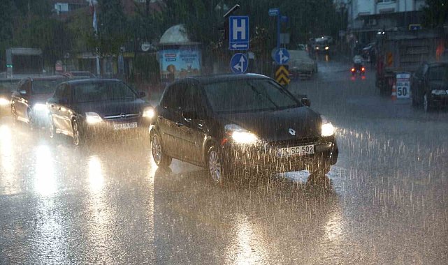 Aydın'da sağanak yağmur yolları dereye çevirdi