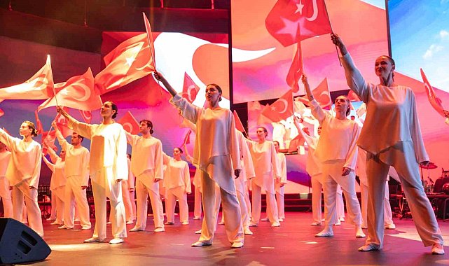 Bahçeşehir Koleji öğrencileri Cumhuriyet için sahne aldı