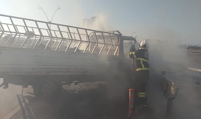 Bariyerlere çarpan pikap alev alev yandı