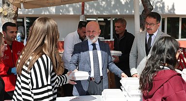 Başkan Çolakbayrakdar: "Gençlerimizin gücüyle geleceğin Türkiye'sini inşa ediyoruz"