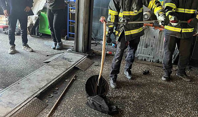Batman'da otomobilin motoruna giren yılan itfaiyeyle ekiplerince çıkartıldı