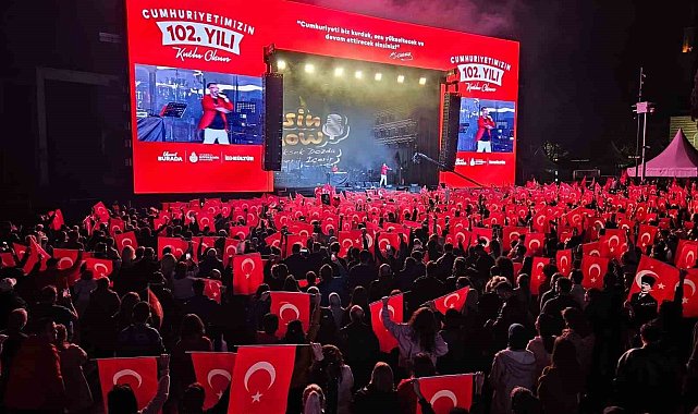 Beşiktaş'ta Cumhuriyet Bayramı kortej yürüyüşü ve konserle kutlandı