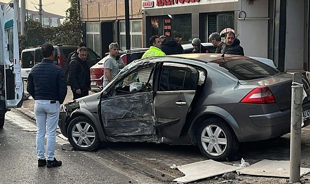 Beton direğe çarpan otomobil sürücüsü yaralandı