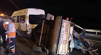 Beykoz'da seyir halindeki servis minibüsü devrildi: 3 yaralı