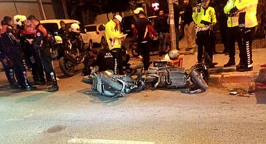 Bıçaklı yaralama olayına karışan motosikletli şüpheliler polisten kaçarken kaza yaptı: 3 yaralı