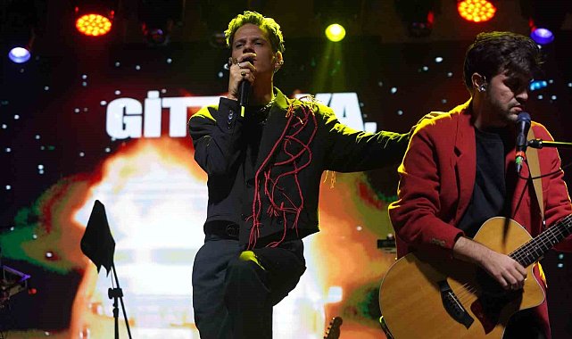 Bilecik'te sağanak yağışa rağmen binlerce kişi Madrigal konseriyle coştu