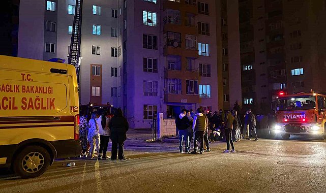 Binanın koridorunda yangın çıktı: Apartman sakinleri sokağa döküldü