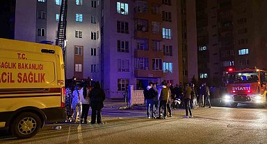 Binanın koridorunda yangın çıktı: Apartman sakinleri sokağa döküldü