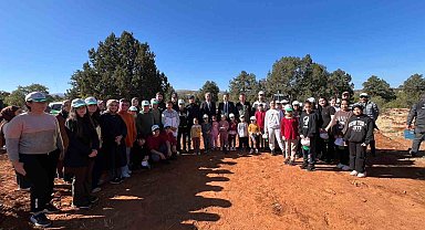 Bozkır'da öğrenciler fidan dikti