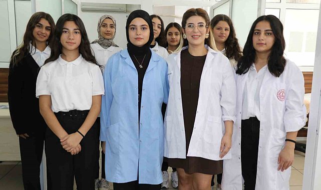 Bu lisede öğrenciler hem meslek öğreniyor hem para kazanıyor