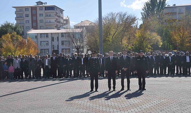 Bulanık'ta 29 Ekim Cumhuriyet bayramı çelenk koyma töreni yapıldı