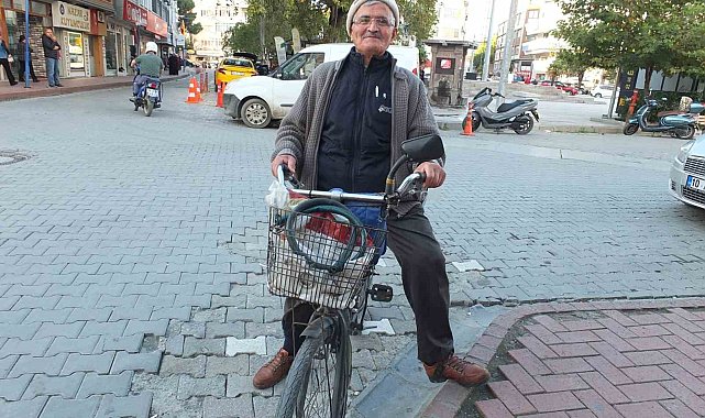 Burhaniyeli 80'lik Hüseyin dede her yere bisikletle gidiyor