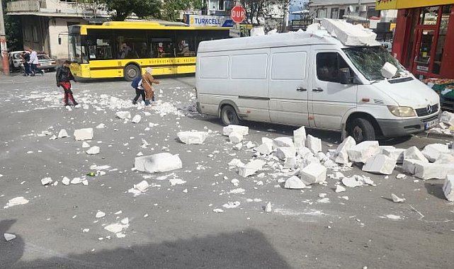 Bursa'da fırtına ağaçları devirdi, çatıları uçurdu