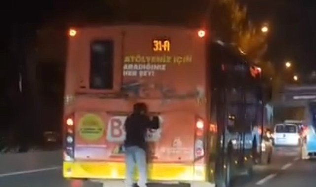 Bursa'da otobüsün arkasında tehlikeli yolculuk