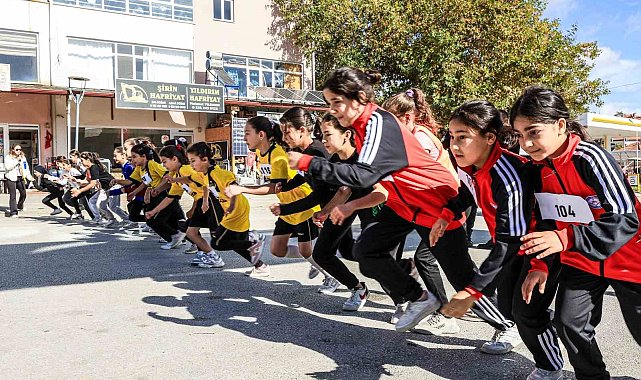 Çamelili çocuklar cumhuriyete koştu