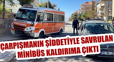 Çarpışmanın Şiddetiyle Savrulan Minibüs Kaldırıma Çıktı