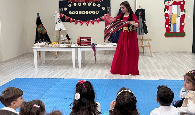 Çatak'ta miniklerden kültürel renklerle Cumhuriyet kutlaması