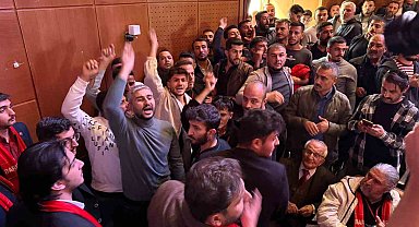 CHP İl Kongresi'nde yumruklar havada uçuştu