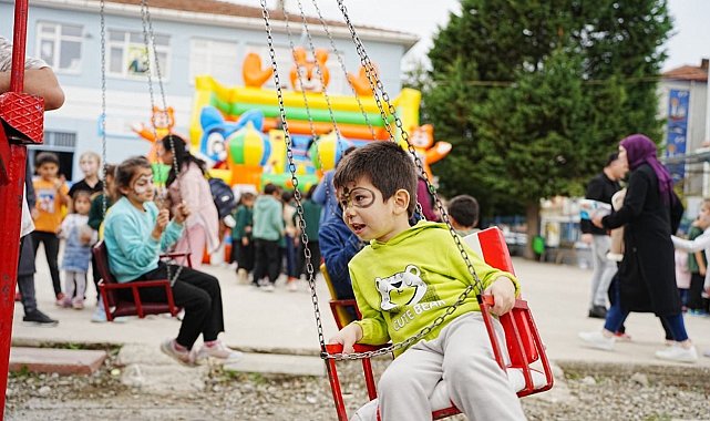 Çocuklar oyuna, aileler sağlık taramasına