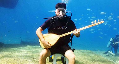 Deniz dibinde saz çalıp türkü söyledi