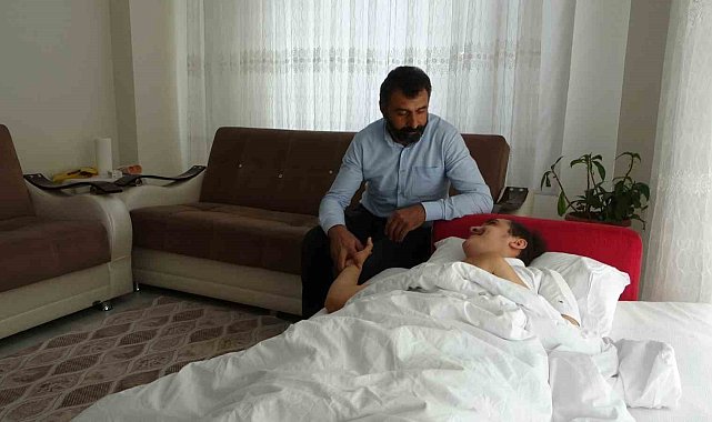 Depremde dili boğazına kaçan Muhammed'in yaşam mücadelesi sürüyor
