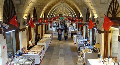 Depremde hasar gören tarihi Zincirli Bedesten yeniden uğrak noktası oldu