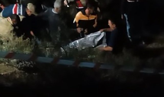 Devrilen traktörün altında kalan sürücü can verdi