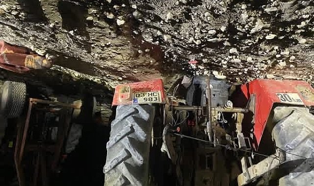 Devrilen traktörün altında kalan sürücü hayatını kaybetti