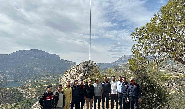 Direk yenilendi, yeni bayrak göndere çekildi