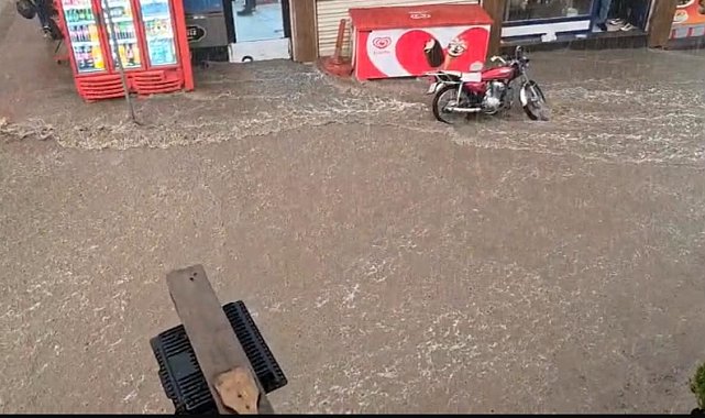 Diyarbakır'da sağanak caddeleri göle çevirdi