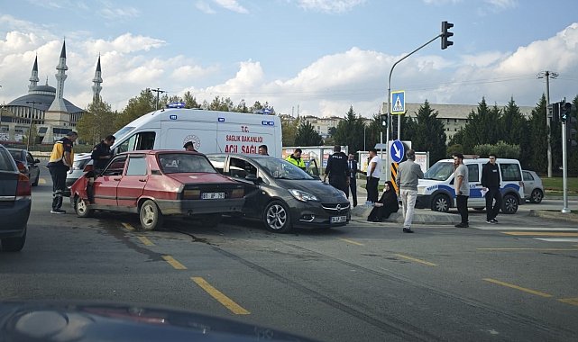 Duble yolda iki araç çarpıştı: 2 hafif yaralı