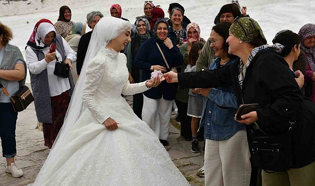 Düğün çekimi için Pamukkale travertenlerine giden çift için turistler takı kuyruğu oluşturdu